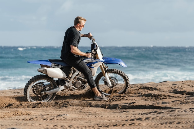 Mężczyzna z motocyklem na Hawajach