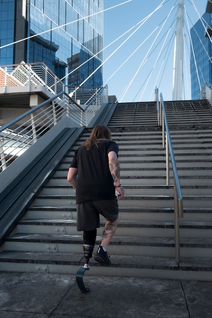 Mężczyzna z niepełnosprawnością nóg biegający po mieście