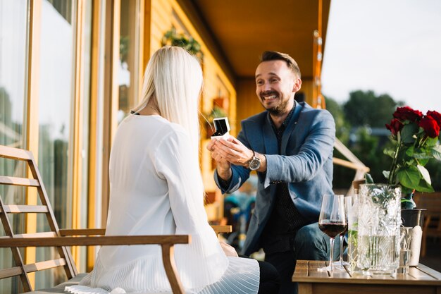 Mężczyzna z pierścionkiem zaręczynowym robi propozyci małżeństwo kobieta