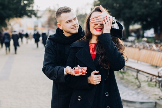 Mężczyzna z prezent zaskakującą młodą kobietą