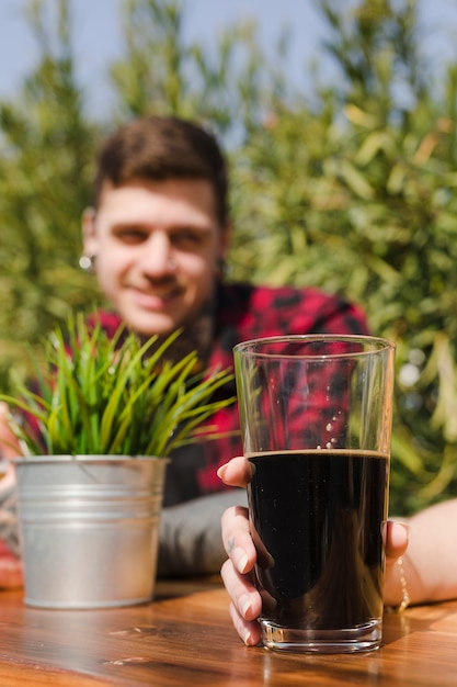 Mężczyzna z rzemiosła piwem outdoors