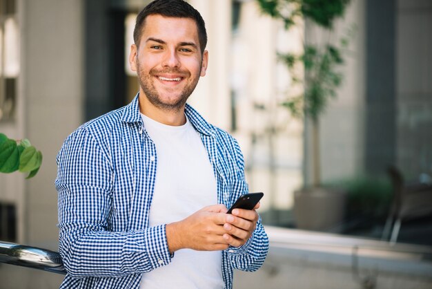 Mężczyzna z smartphone blisko schody