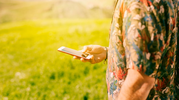 Mężczyzna z smartphone