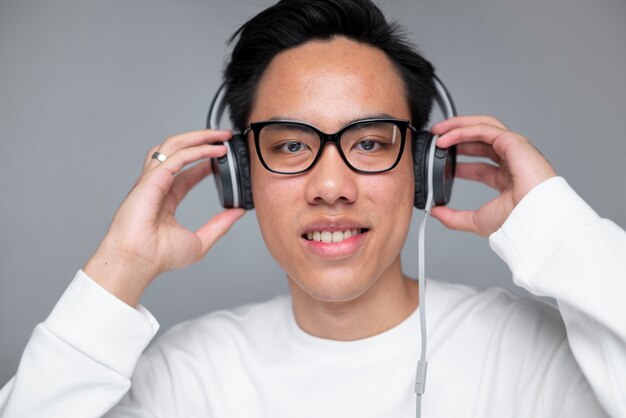 Bezpłatne zdjęcie mężczyzna z widokiem z przodu w słuchawkach
