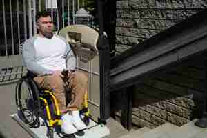 Bezpłatne zdjęcie mężczyzna z wysokim kątem na wózku inwalidzkim