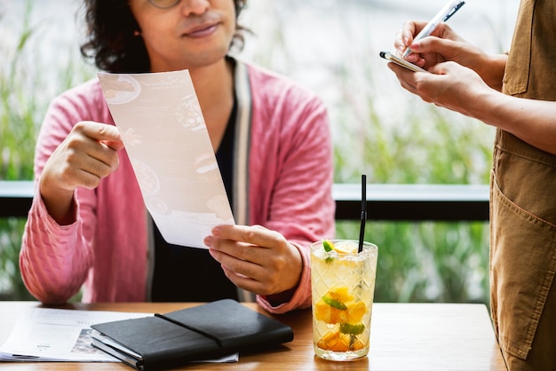 Mężczyzna zamawiający jedzenie w restauracji