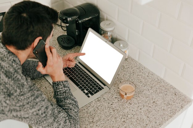 Mężczyzna zamawiający przedmioty w Internecie