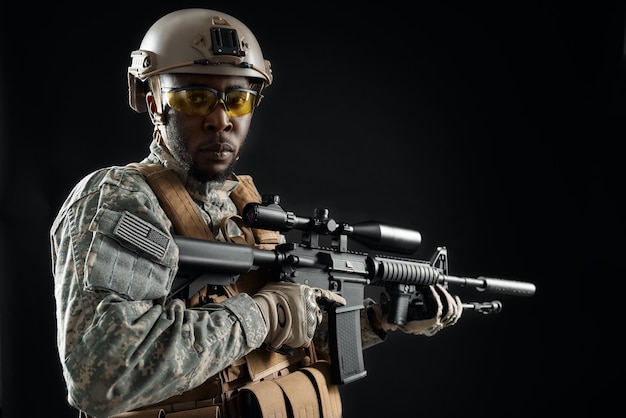 Mężczyzna żołnierz w mundurze armii amerykańskiej i okularach
