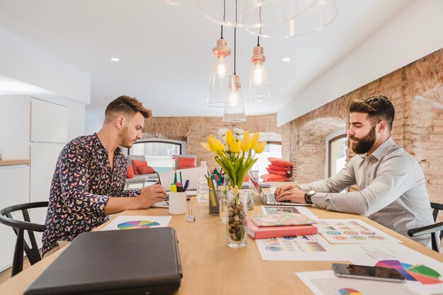 Mężczyźni coworking w biurze