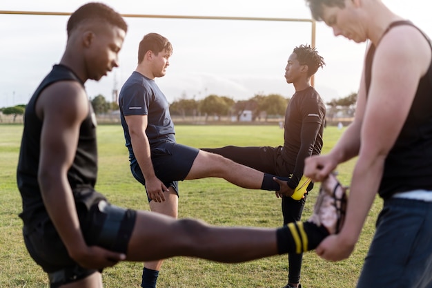 Bezpłatne zdjęcie mężczyźni grający w rugby na boisku