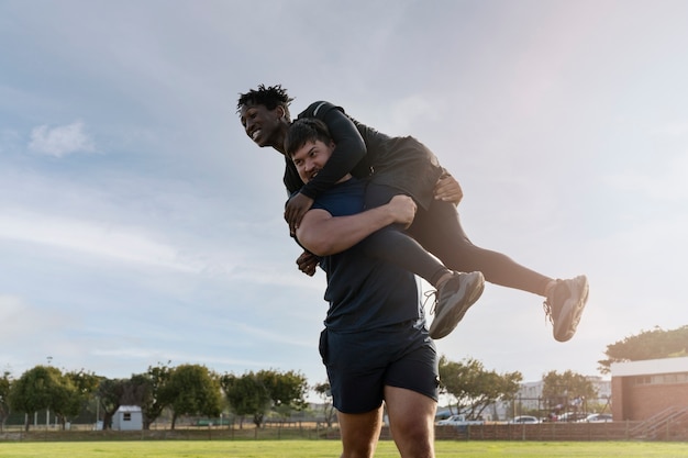 Bezpłatne zdjęcie mężczyźni grający w rugby na boisku