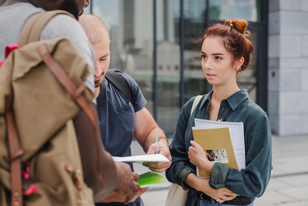 Bezpłatne zdjęcie mężczyźni i kobiety z dokumentami w mieście