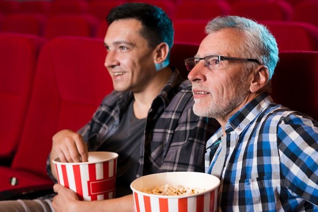 Mężczyźni oglądający film w kinie