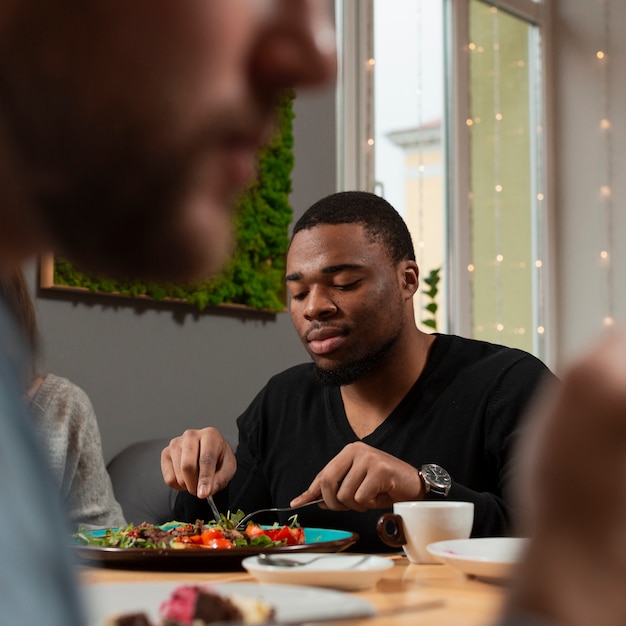 Mężczyźni pod dużym kątem w restauracji