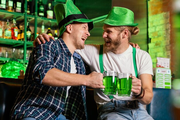 Mężczyźni świętują św. patrick's day razem