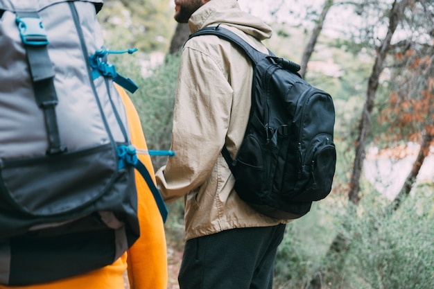 Mężczyźni trekking w przyrodzie