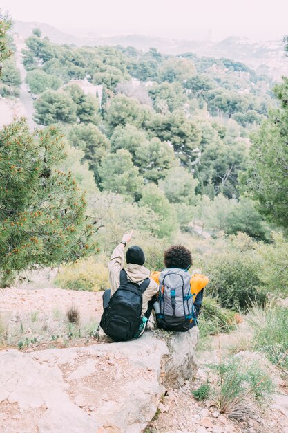 Mężczyźni trekking w przyrodzie