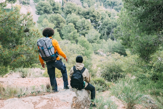 Mężczyźni trekking w przyrodzie