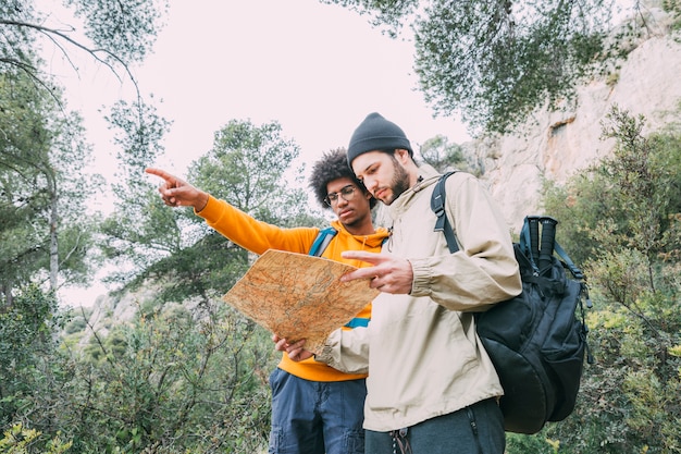 Bezpłatne zdjęcie mężczyźni trekking w przyrodzie