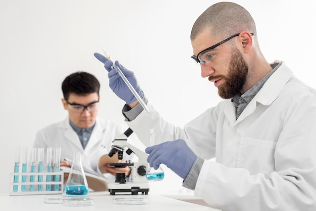 Mężczyźni w laboratorium przeprowadzają eksperymenty
