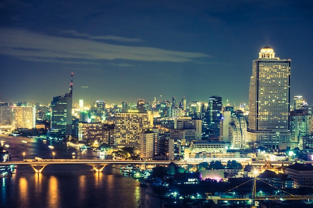 Miasto Bangkok w nocy