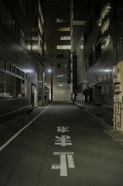 Miasto Japonii nocą z pustą ulicą