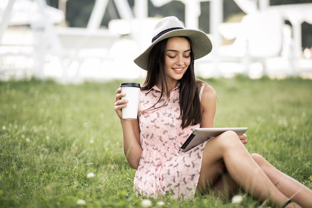 Miasto młoda kobieta telefonu kobiety hipster