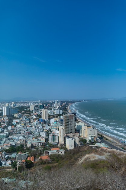 Miasto Vung Tau w Wietnamie pod bezchmurnym niebem