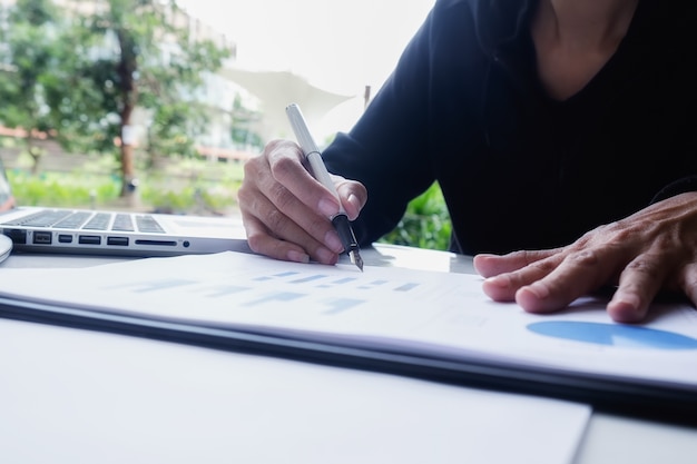 Bezpłatne zdjęcie miejsce pracy plan papieru businessboard osoby