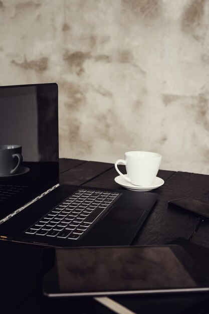 Miejsce pracy z laptopem i filiżanką kawy