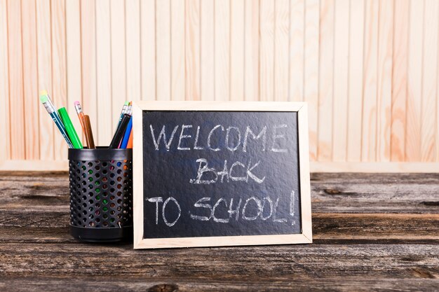 Bezpłatne zdjęcie miejsce pracy zz powrotem szkoły literowanie na blackboard