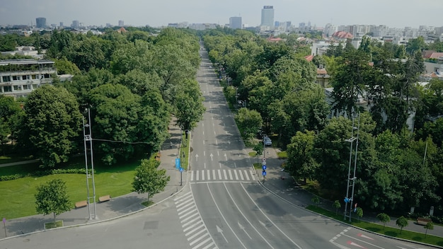 Miejska scena z dachu wieżowca nowoczesnego miasta