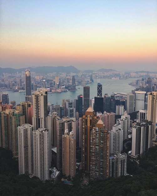 Miejska sceneria drapaczy chmur w mieście Hongkong podczas pięknego zachodu słońca