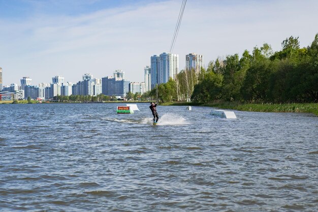 Miejski wake park Mężczyzna jeździ na wake