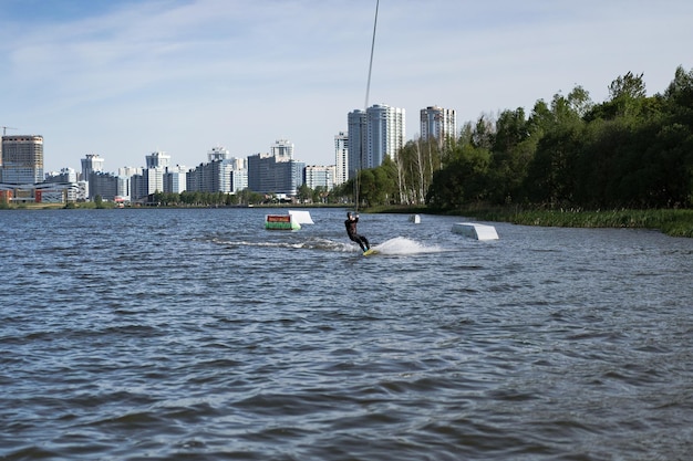 Bezpłatne zdjęcie miejski wake park mężczyzna jeździ na wake