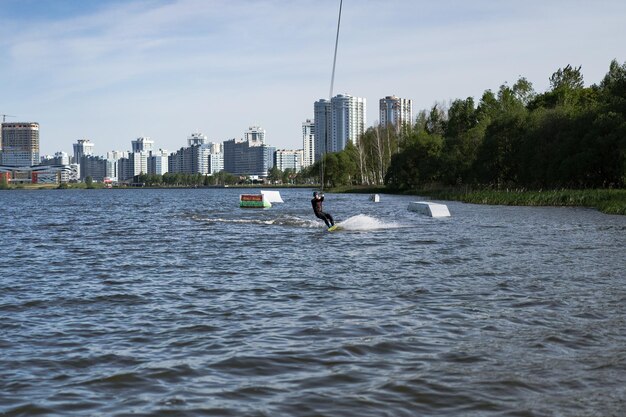 Miejski wake park Mężczyzna jeździ na wake