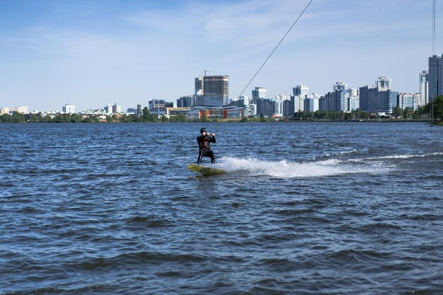 Miejski wake park Mężczyzna jeździ na wake