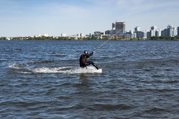 Miejski wake park Mężczyzna jeździ na wake