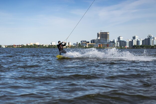 Miejski wake park Mężczyzna jeździ na wake