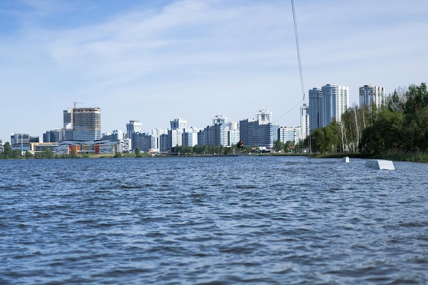 Miejski wake park Mężczyzna jeździ na wake