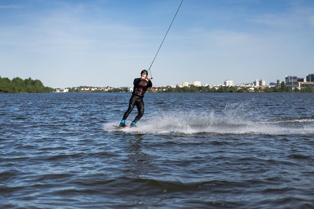 Miejski wake park Mężczyzna jeździ na wake