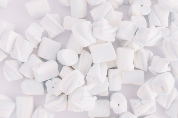 Bezpłatne zdjęcie miękcy marshmallows na stole