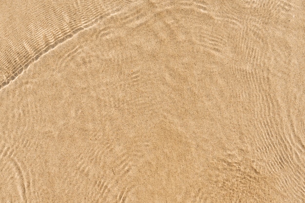 Bezpłatne zdjęcie miękka fala niebieskiego oceanu na sandy beach. tło. selektywne fokus.