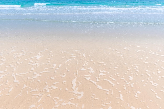 Miękkie fale morskie na piasku. tło. koncepcje podróży i wakacji