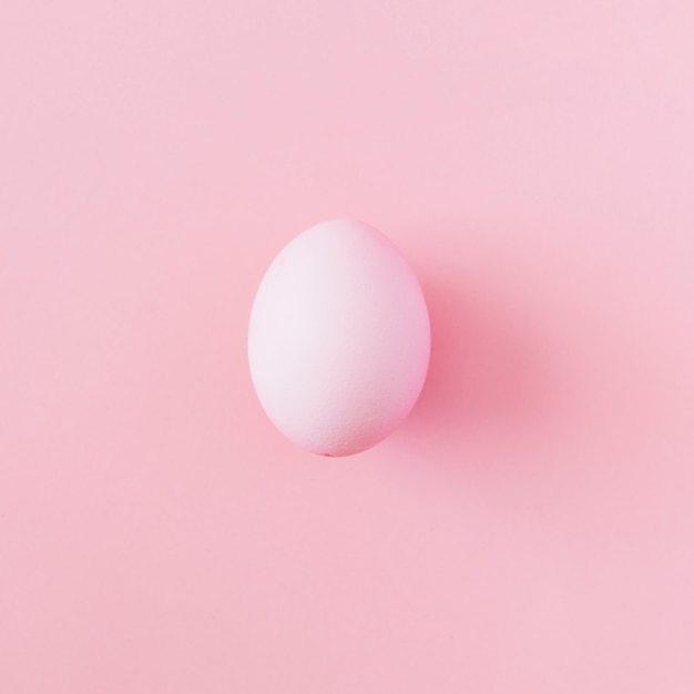 Miękkie różowe jajko wielkanocne