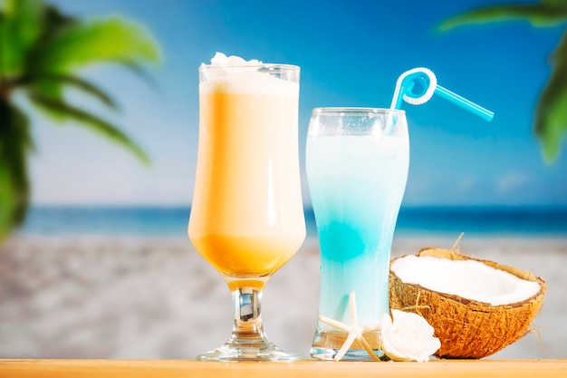 Miękkie żółte zamrożone niebieskie napoje i popękany kokos