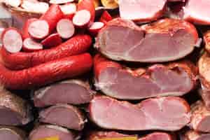 Bezpłatne zdjęcie mięso i kiełbaski na rynku