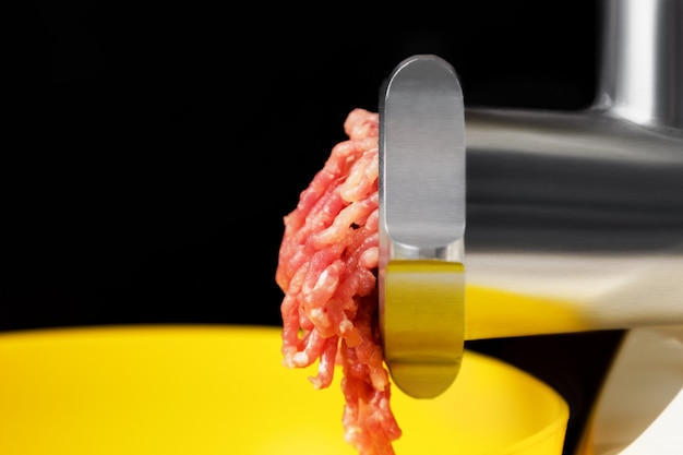 Mięso mielone w elektrycznej maszynce do mięsa