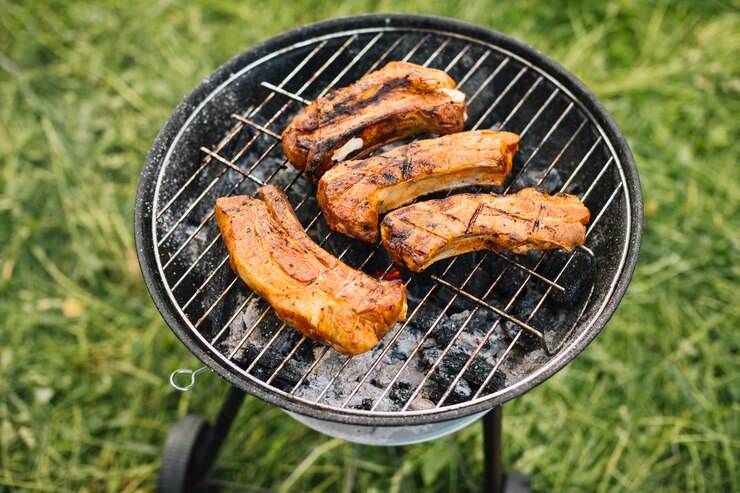 Bezpłatny plik Zdjęcie mięso na grillu w przyrodzie