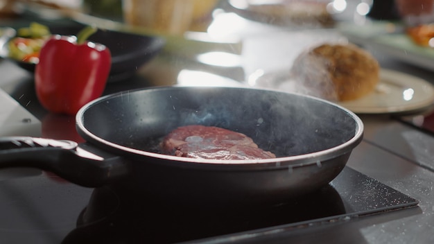 Mięso wołowe gotowane na ekologicznym oleju słonecznikowym na patelni